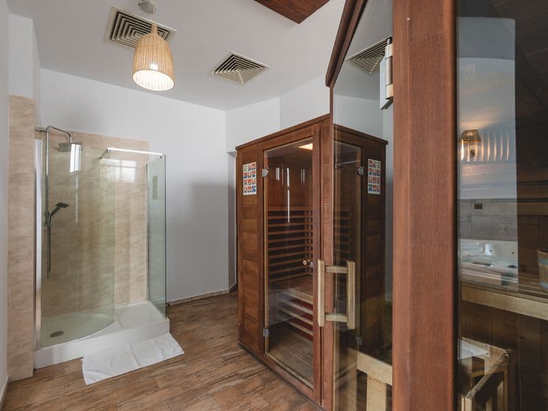 Cabină de duș și sauna cu infraroșu din lemn în spa-ul Hotelului Carol